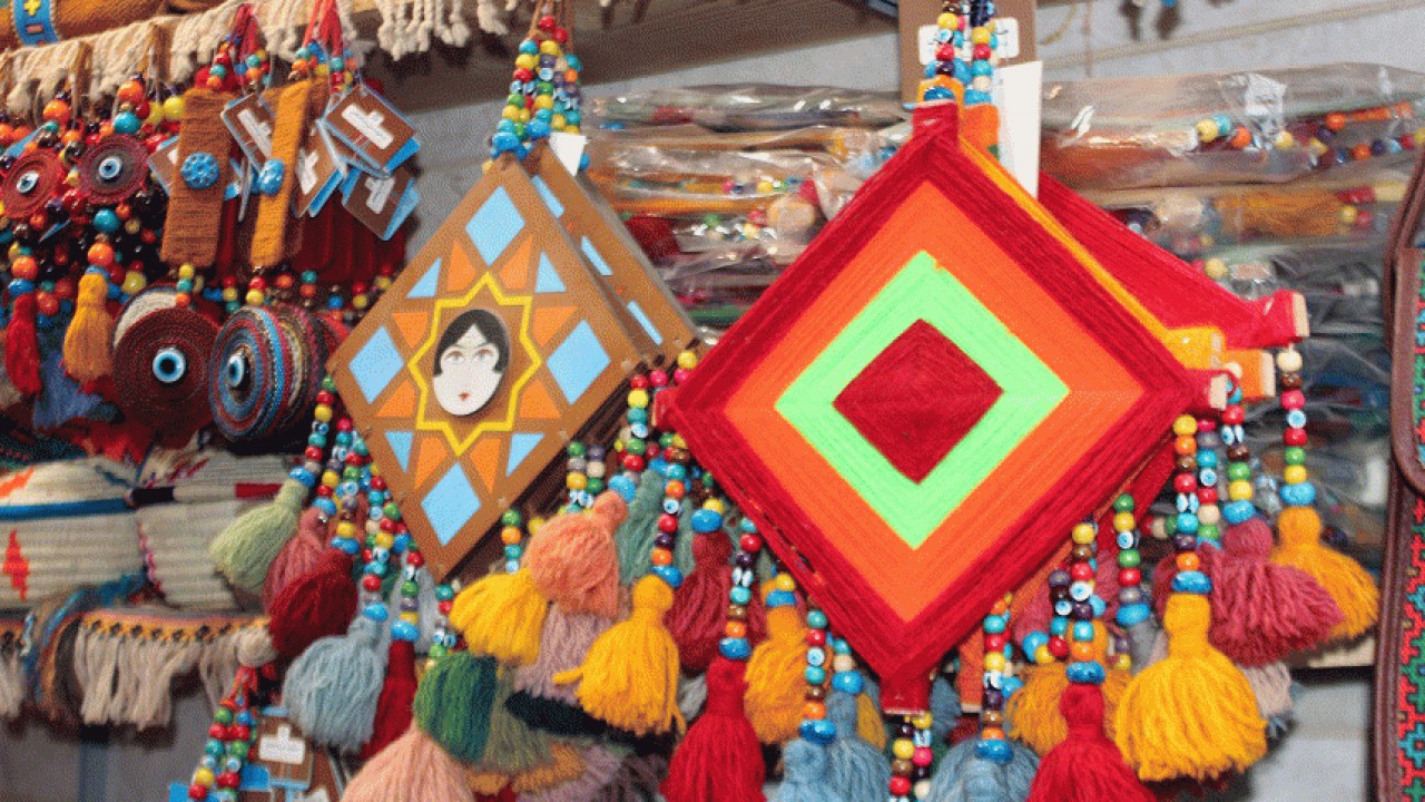 handicrafts-souvenirs-sari-1