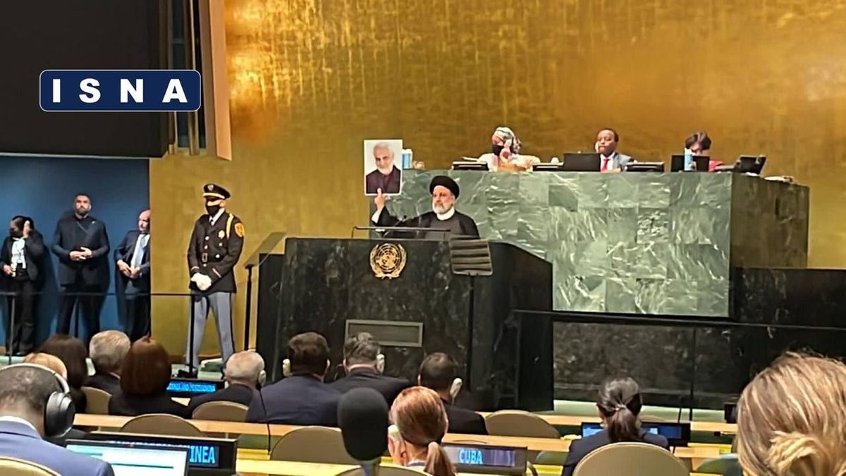 نمایش عکس شهید سردار سلیمانی توسط رئیسی در مجمع عمومی سازمان ملل