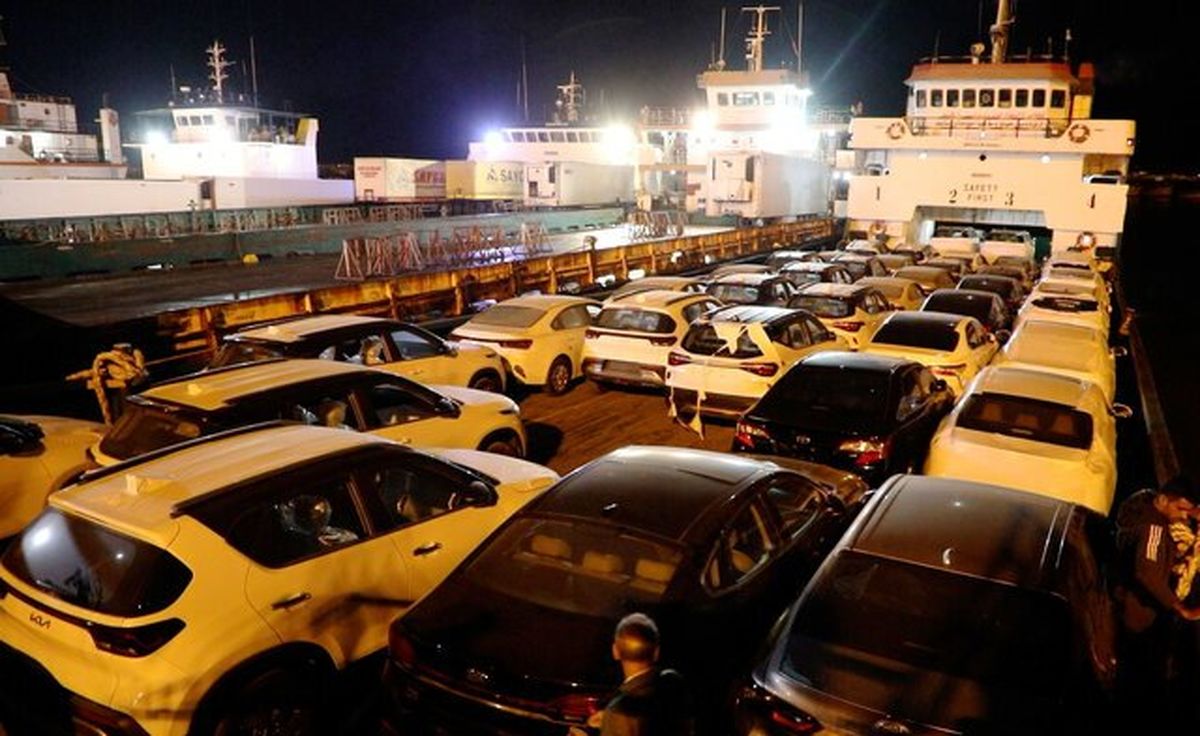 سخنگوی وزارت صمت اعلام کرد: فروش خودروهای وارداتی از هفته سوم دی ماه

