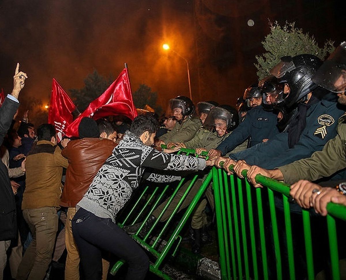 وطن امروز: رخوت دولت روحانی باعث شد جوانان عصبانی به سفارت عربستان حمله کنند